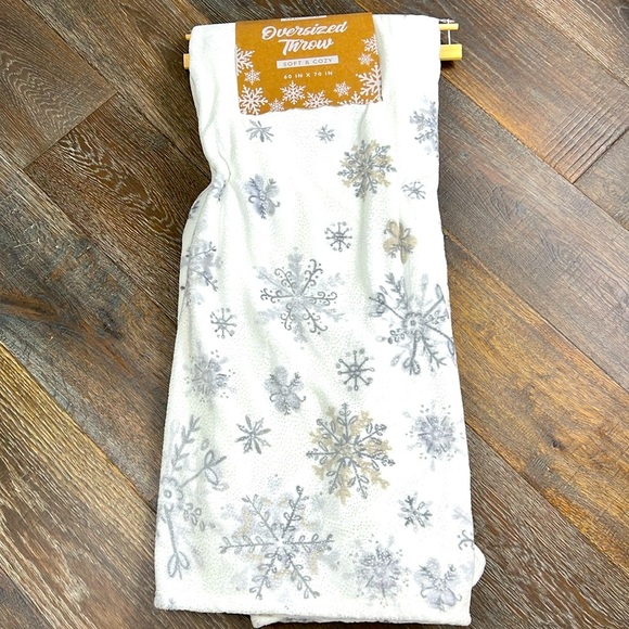 Envogue - ‘Sparkling Snowflakes ❄️’ plush throw. 60” x 70”. NWT. Firm! - Picture 2 of 3